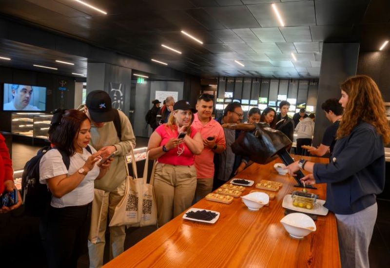 Un grupo disfruta una degustaci&oacute;n de aceitunas