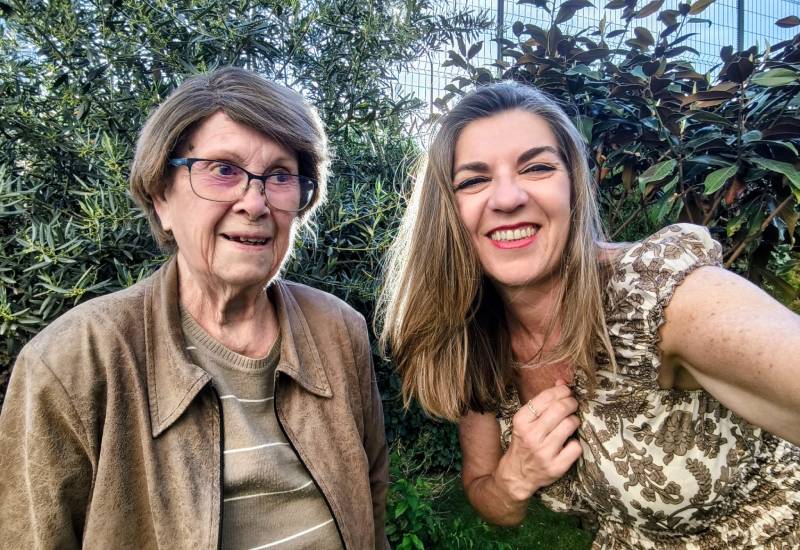 Una voluntaria de CaixaBank, Luc&iacute;a, posa para una foto junto a Lourdes, una persona mayor a la que conoci&oacute; a trav&eacute;s del voluntariado