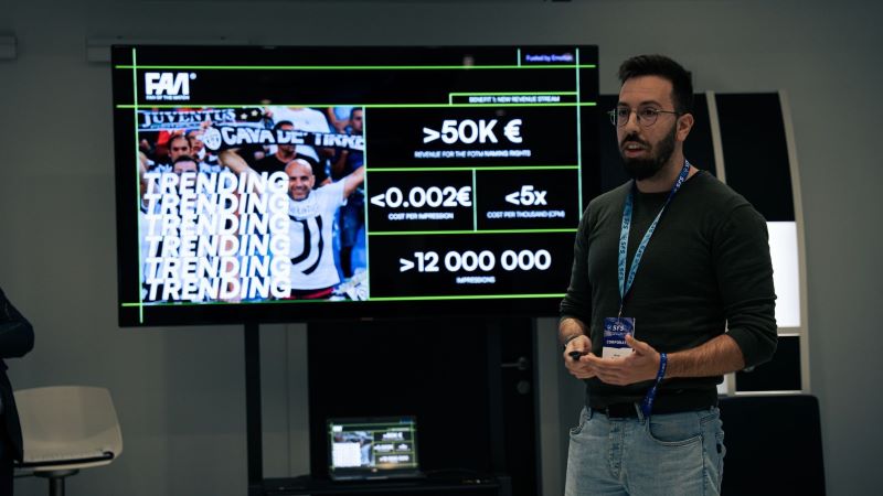 PluggableAI transforma las emociones de los fans en datos de negocio. Presentación del negocio por parte de un miembro del equipo de PluggableAI.