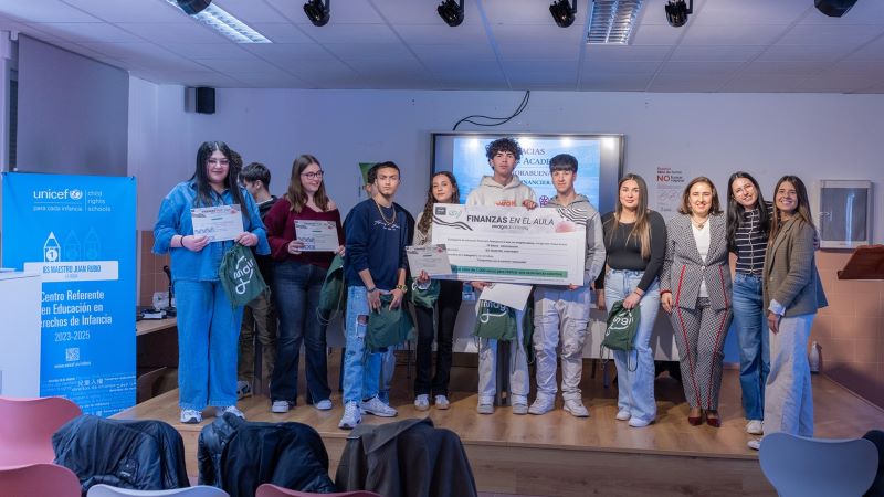 Alumnos del IES Maestro Juan Rubio de La Roda (Albacete). Alumnos del IES Maestro Juan Rubio de La Roda (Albacete), recogiendo su premio.
