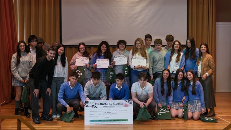 Alumnado del Colegio Nuestra Señora de los Remedios de Santiago de Compostela. Alumnado del Colegio Nuestra Señora de los Remedios de Santiago de Compostela, recogiendo su premio.