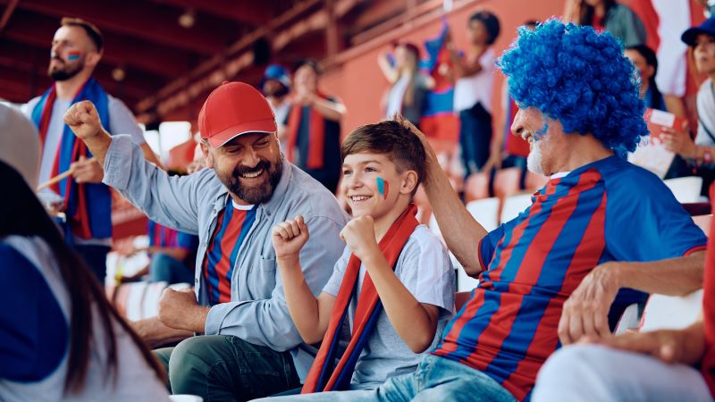 Una de las imágenes más habituales del fútbol español ocurre en las gradas ocupadas por varias generaciones de una misma familia Público en las gradas de un estadio con bufandas y camisetas de colores, siguiendo un evento deportivo desde sus asientos