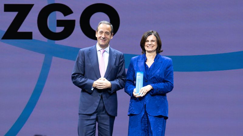 El consejero delegado de CaixaBank, Gonzalo Gort&aacute;zar, y la empresaria Myriam Gimeno posan en un escenario