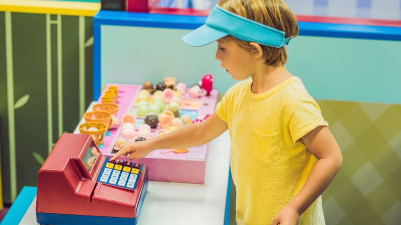 Ni&ntilde;o jugando a ser vendedor de helados