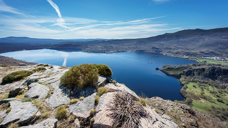 Monta&ntilde;a con vistas a un lago, uno de los paisajes caracter&iacute;sticos de la Senda de los Monjes, en Zamora